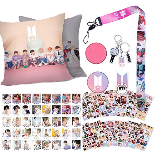 BTS Fanartikel Set Für Army, Bangtan Boys Merch Mit 1 BTS 45x45 cm Kissenbezug, 1 Schlüsselanhänger,1 Handy Ring, 1 Schlüsselband, 2 Brosche, 2 Tattoo Stickers, 12 Aufkleber, 40 BTS Photocard