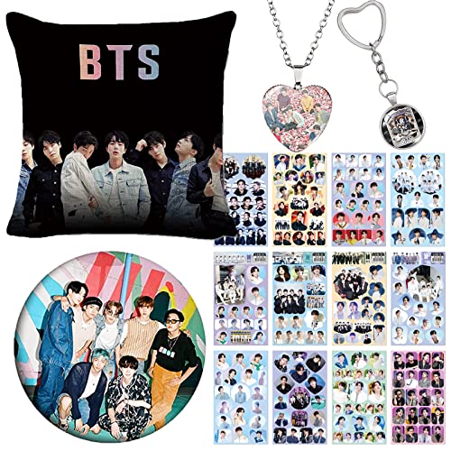 ZPPLD Kpop BTS Merchandise Geschenkset, BTS-Geschenkset für Army, 1 BTS-Kissenbezug, 1 Halskette, 1 Schlüsselanhänger, Aufkleber, 12 Blatt, 1 Brosche, 40 x 40 cm, 40 x 40 cm, Blatt