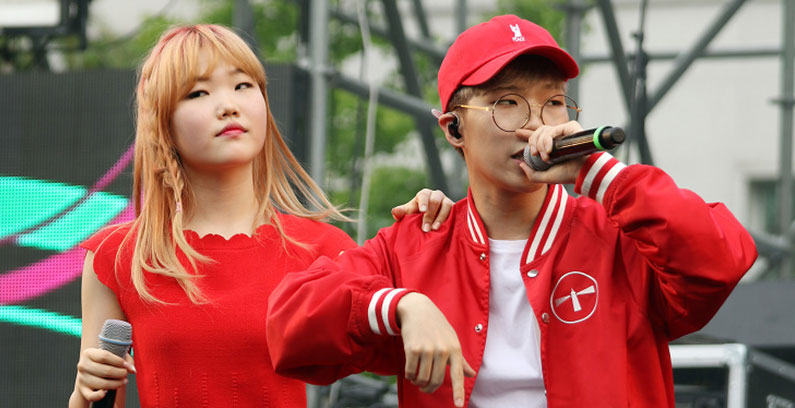 AKMU