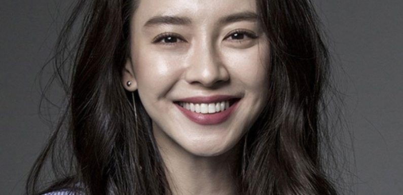 Fans von Song Jihyo fordern eine neue Stylistin